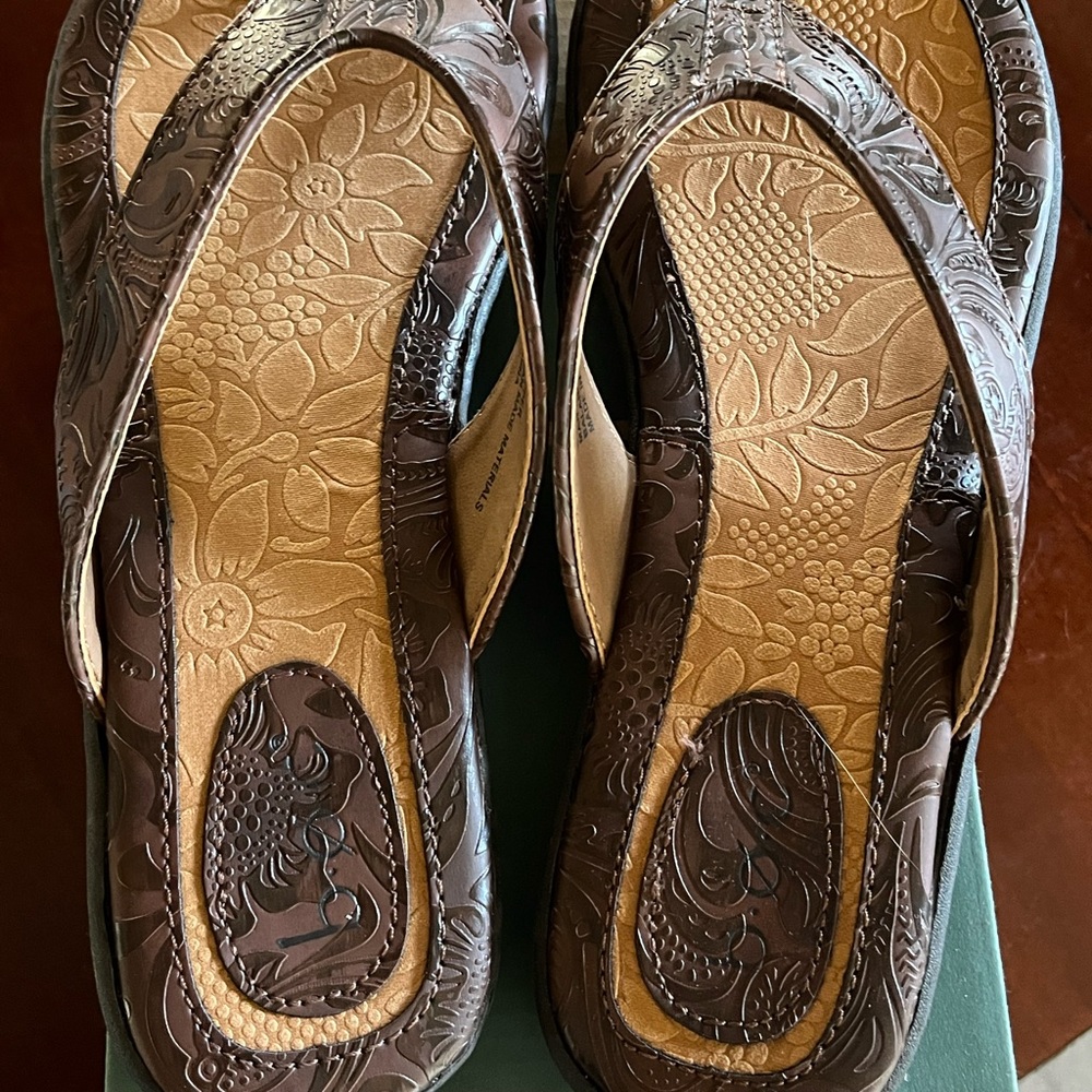 New in box BOC sandals, brown size 8